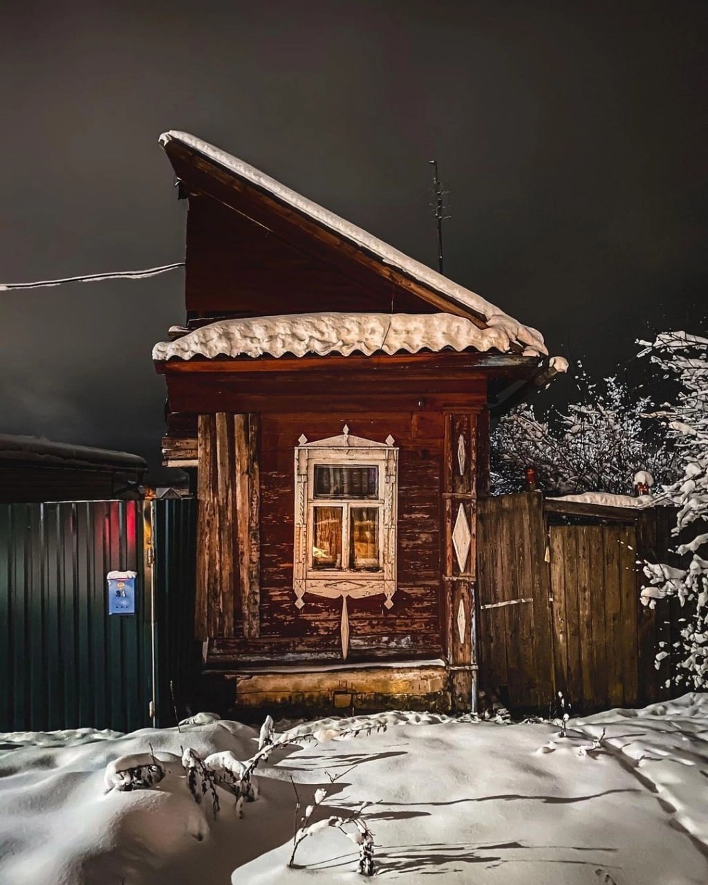 1024x1280, 202 Kb / Домик в деревне, дом, снег, половина