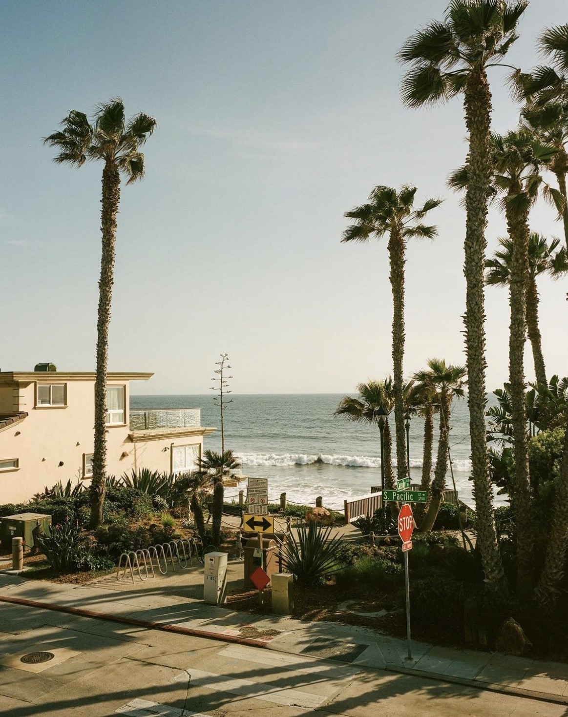 1163x1469, 467 Kb / пальмы, пляж, дом, море, океан, волны, знак, stop