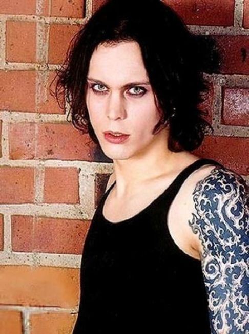 486x650, 56 Kb / мужчина, Вилли Вало, тату, майка, кирпич, юноша