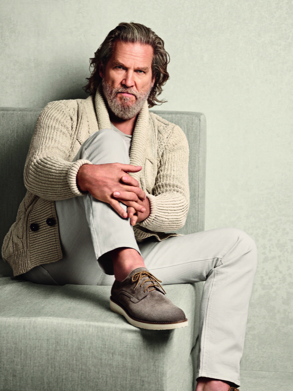 956x1275, 473 Kb / мужчина, борода, диван, свитер, Джефф Бриджес, Jeff Bridges