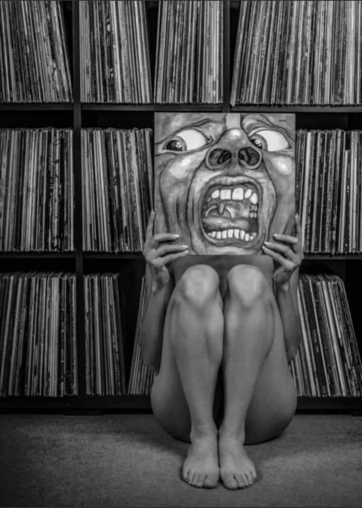 720x1009, 79 Kb / стойка с пластинками, альбом, Кинг Кримсон, ч/б, Frederic Bousquet