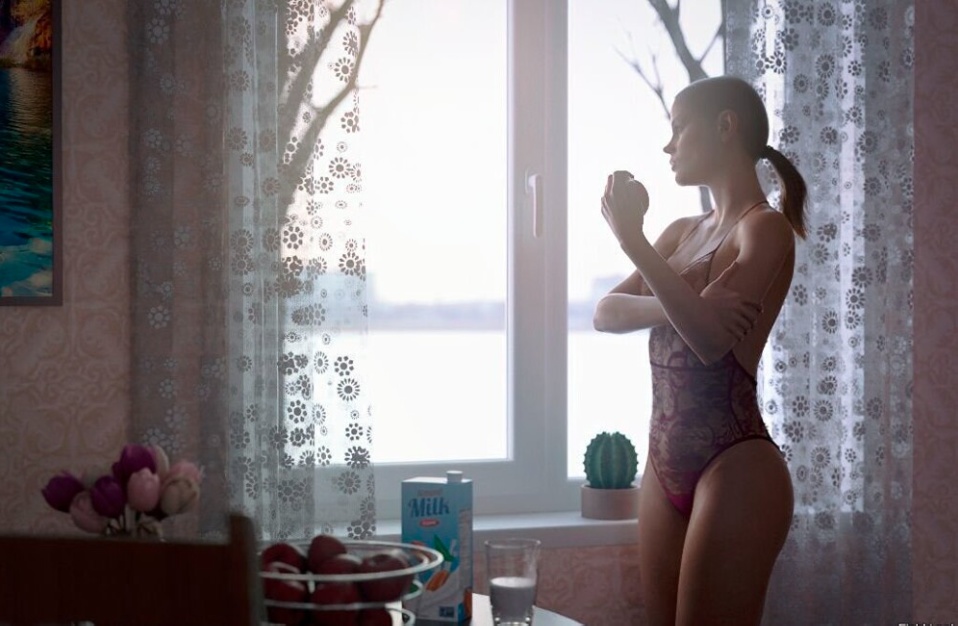 958x626, 150 Kb / шатенка, стоит, боди, кактус, яблоки, розы, букет, молоко, стакан, ваза, окно, занавеска