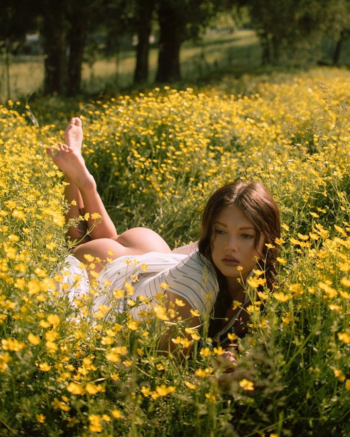 720x900, 169 Kb / цветы, поле, жопа, желтый