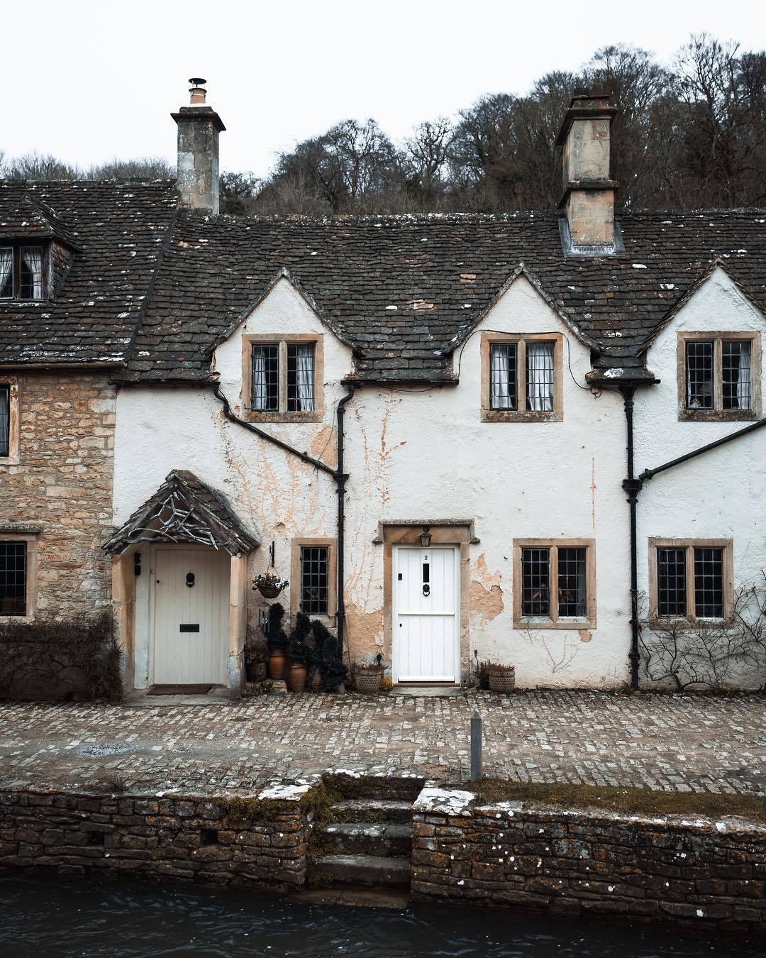 1080x1350, 306 Kb / Деревня, Англия, брусчатка, река, ступеньки