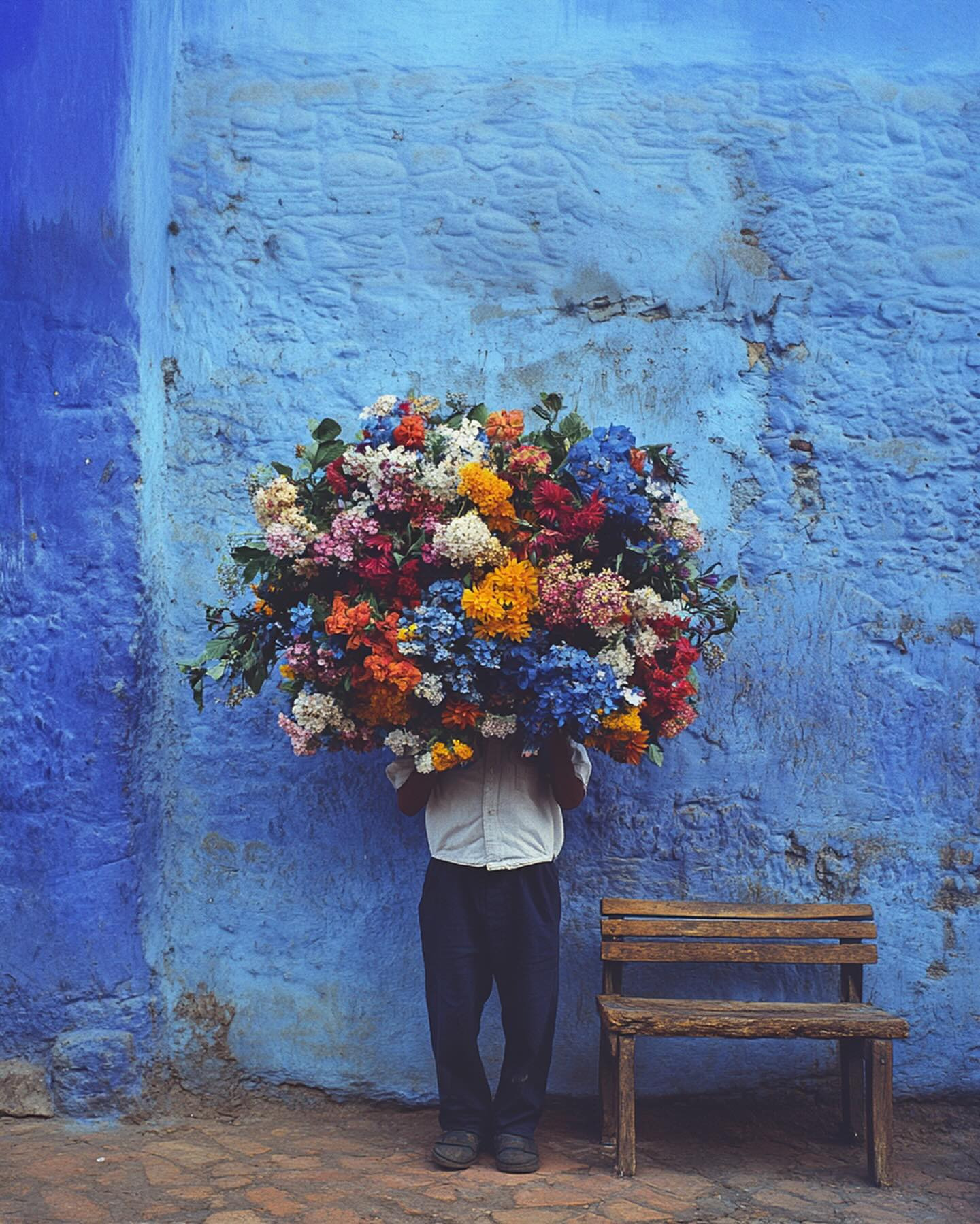 1440x1799, 584 Kb / стена, голубой, цветы, букет, скамейка, лавка