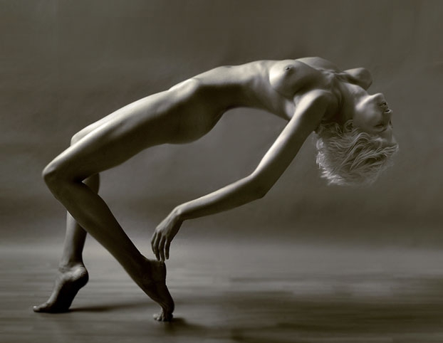 622x482, 83 Kb / ч/б, падение, худая, наклон, блондинка, голая