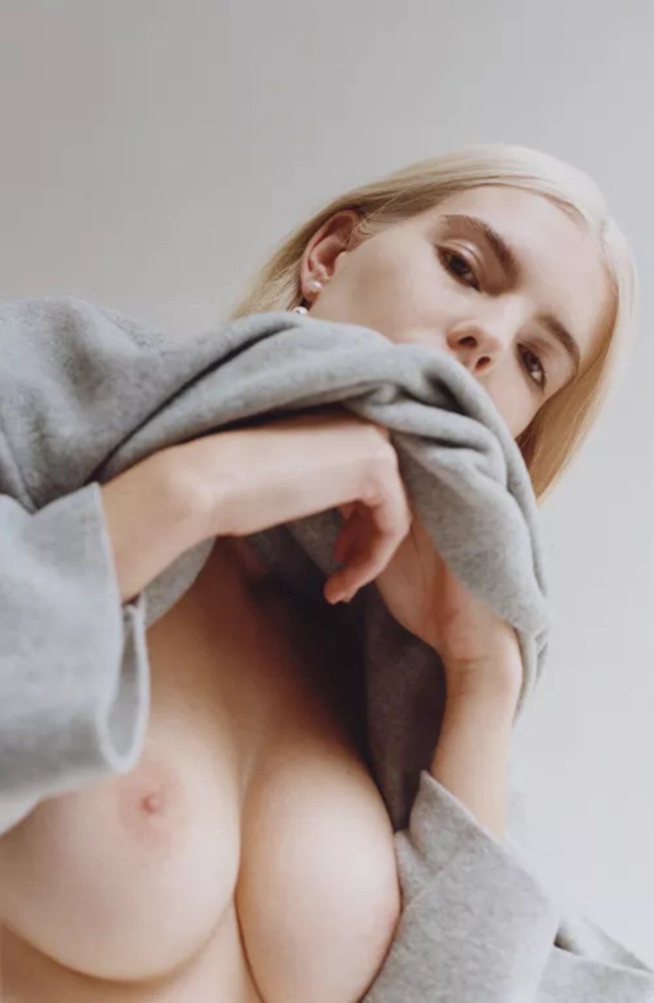 1336x2048, 291 Kb / Блондинка, кофта, свитер, снизу, толстовка