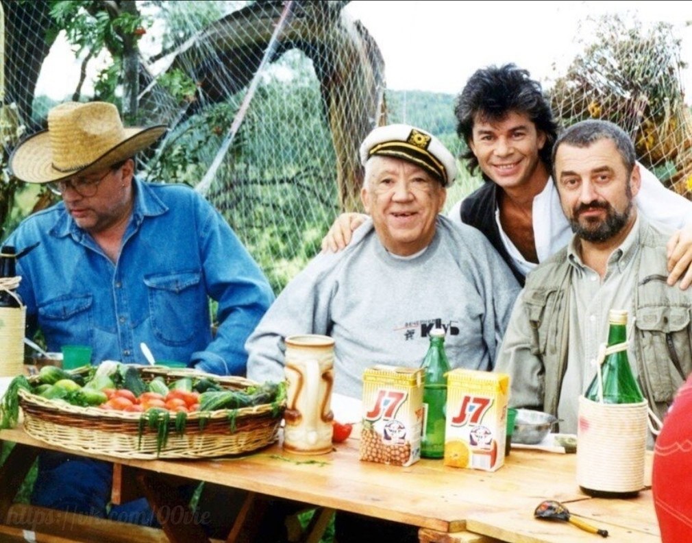 1010x792, 183 Kb / Никулин, Газманов, Ширвиндт, Горин, сок, бутылка, огурцы, помидоры, Белый попугай, J7