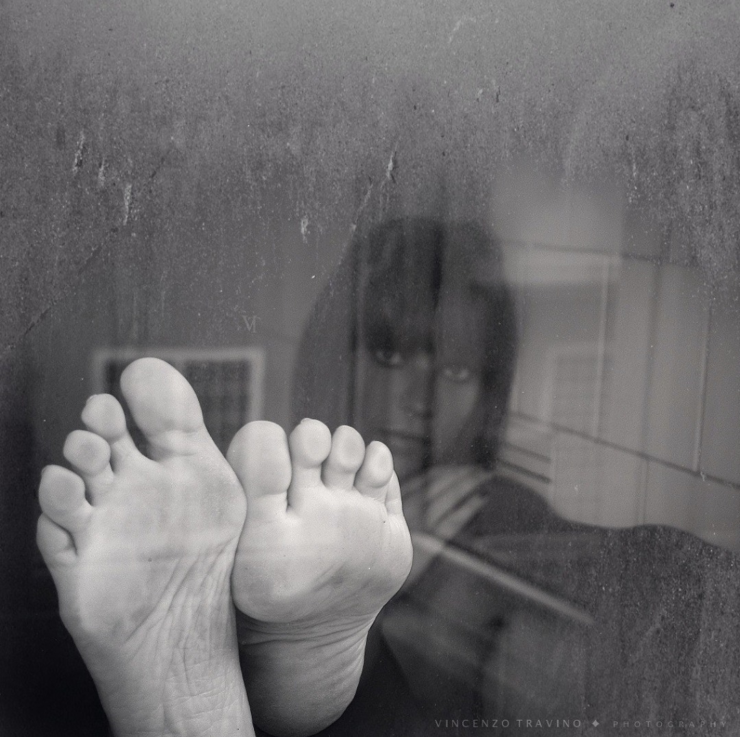 1079x1074, 296 Kb / подошва, ч/б, ноги, стекло, отражение, Vincenzo Travino