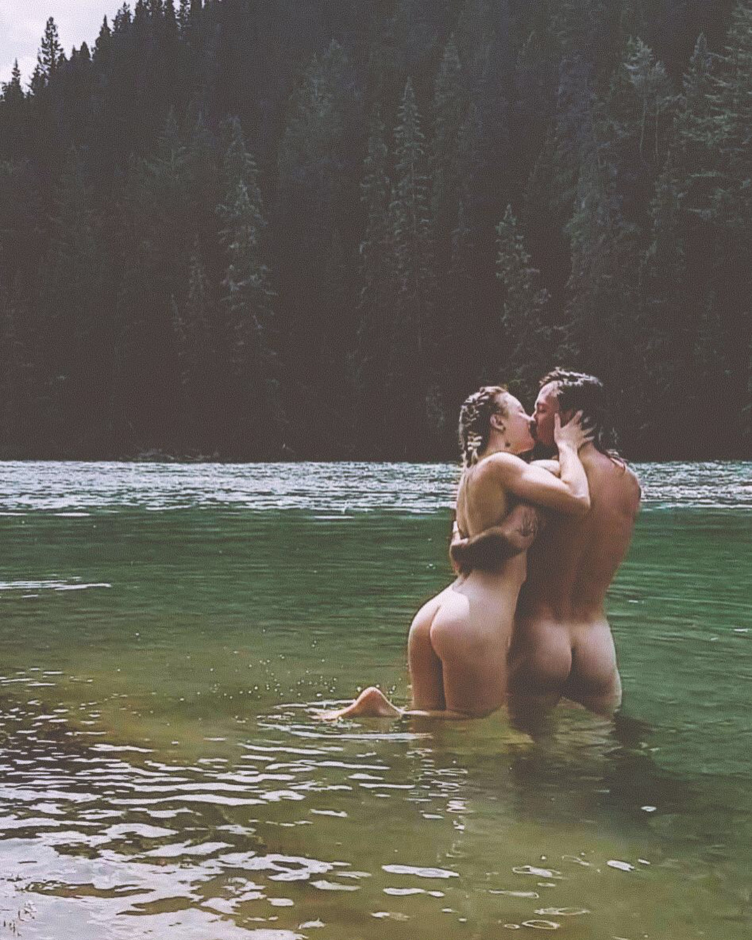 1080x1350, 528 Kb / река, лес, загар, женщина, целуется