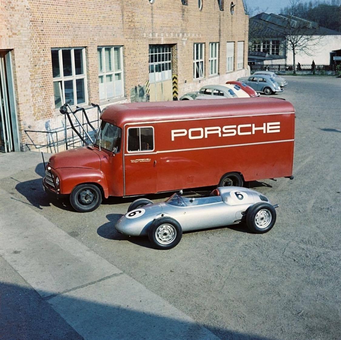 1125x1124, 188 Kb / автомобиль, классика, ретро, Porsche, фургон, автобус, гараж, ворота