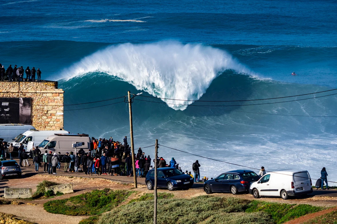 1178x784, 401 Kb / Назаре, Португалия, волны, зрители, серфинг