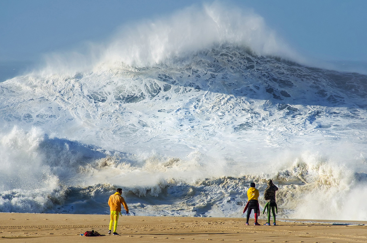 1200x795, 432 Kb / Назаре. Португалия, волны, зрители, серфинг