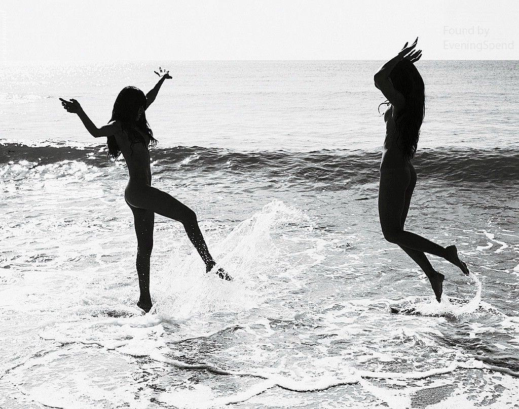 1024x808, 240 Kb / ч/б, море, девушки, брызги