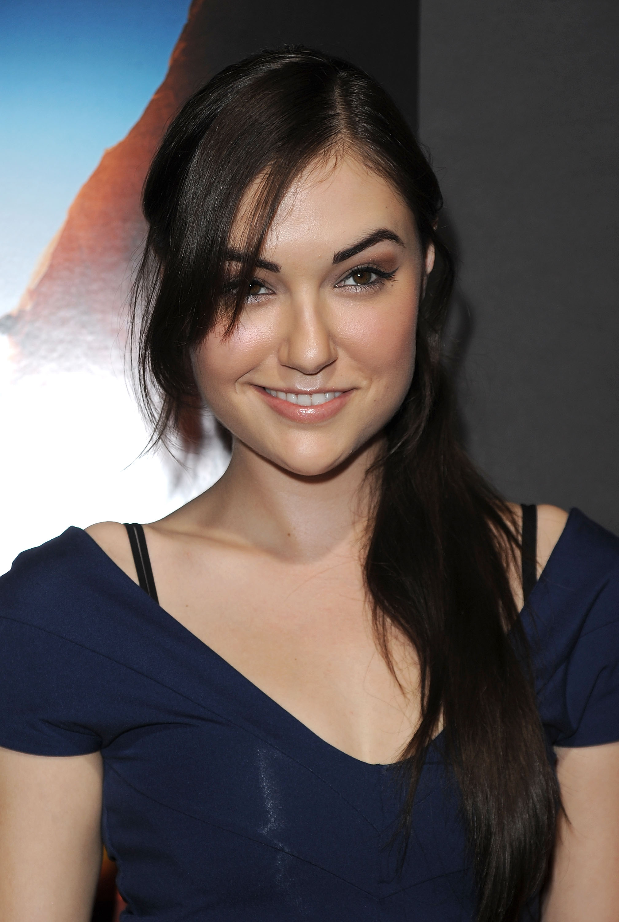 2017x3000, 454 Kb / Саша Грей, Sasha Grey, улыбка, ухмылка, прищур, платье