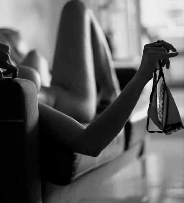 720x796, 30 Kb / диван, трусики, ч/б