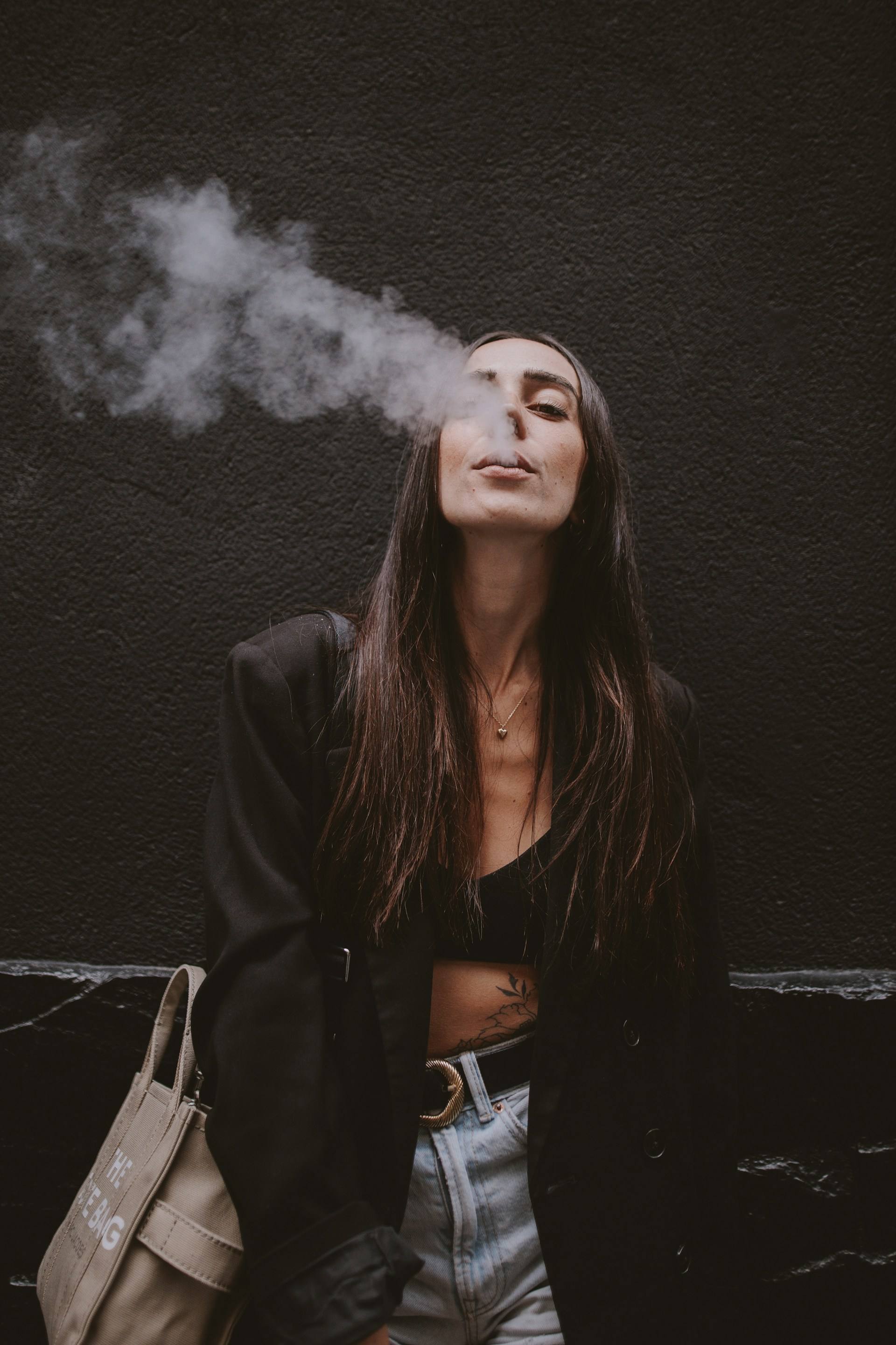 1920x2880, 351 Kb / Мода, куртка, джинсы, сумка, цепочка, тату, дым, пар