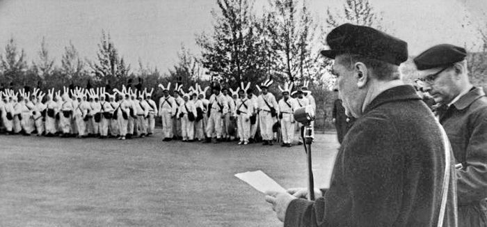 700x326, 50 Kb / солдаты, зайчики, ч/б