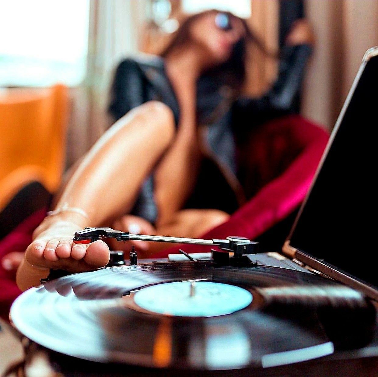 1242x1238, 172 Kb / Нога, проигрыватель, пластинка, винил