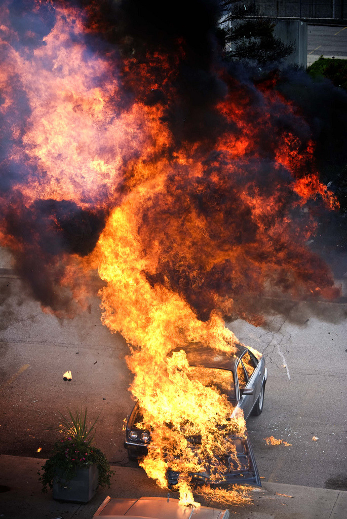 685x1024, 323 Kb / Авто, пожар, огонь