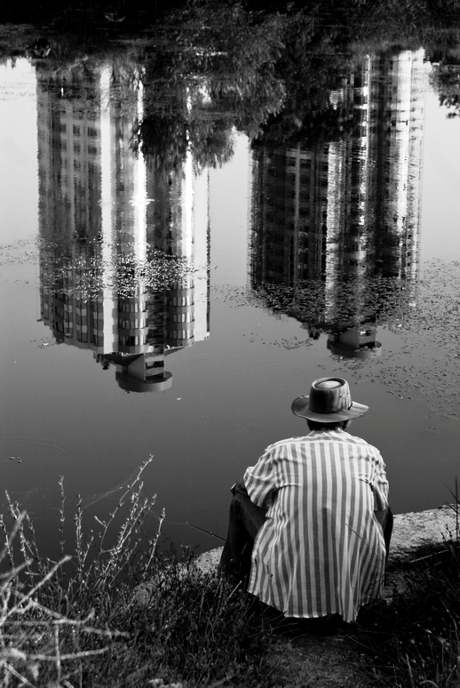 518x774, 308 Kb / отражение,две,башни,озеро,человек,ч/б