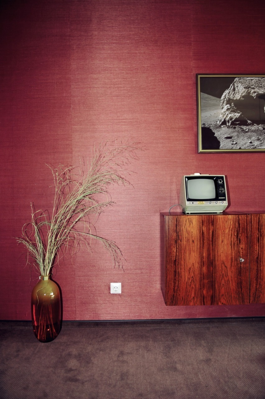 852x1280, 272 Kb / Дизайн, интерьер, картина, фотография, экибана, телевизор, ретро, луна, ваза