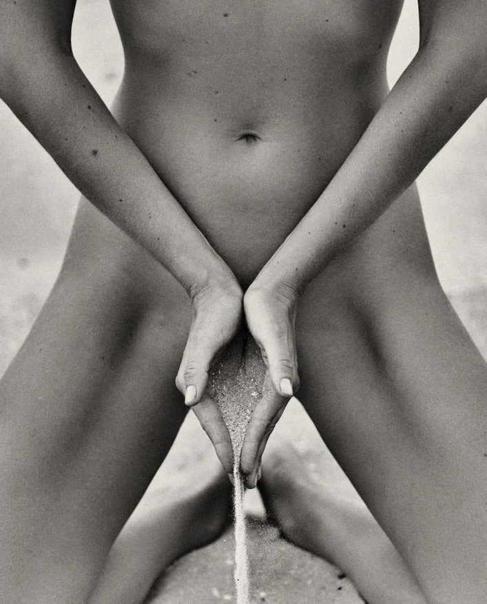 707x877, 228 Kb / пляж, ноги, руки, песочек, ч/б