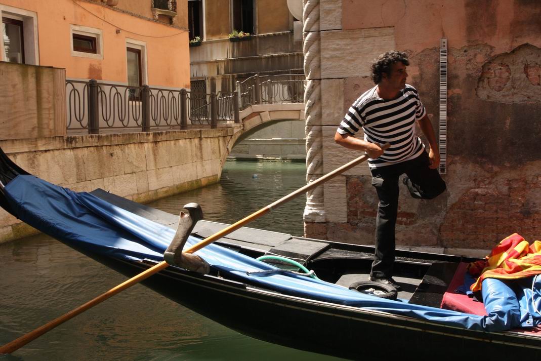 1069x713, 144 Kb / Венеция, гондольер, весло