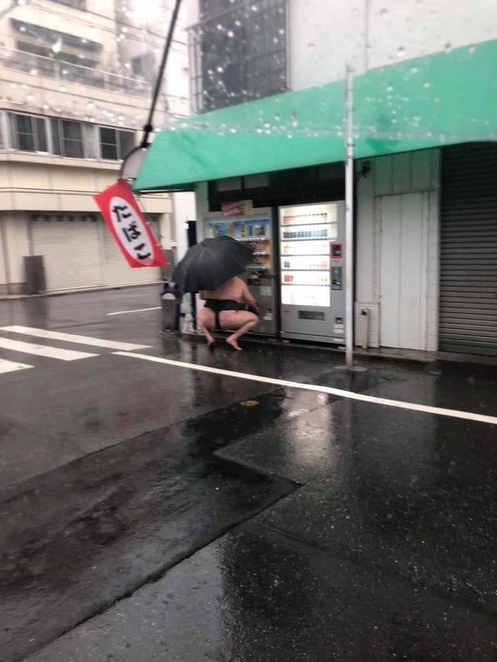 720x960, 72 Kb / улица, автомат, борец сумо, зонтик