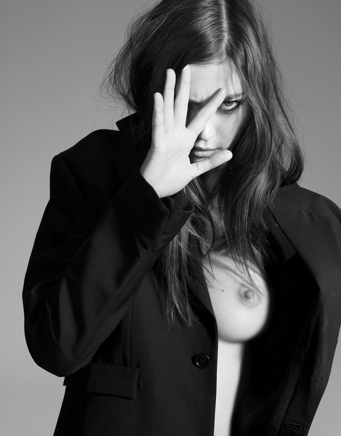 1096x1400, 321 Kb / morgane dubled, ч/б, пальто, рука, плащ