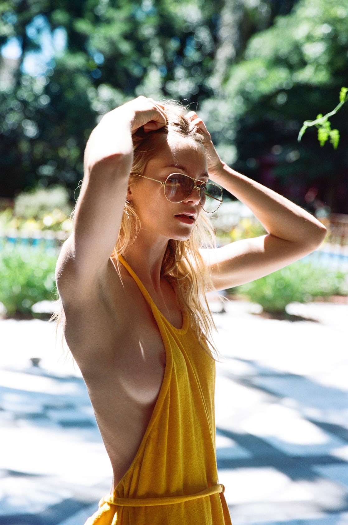 1118x1686, 343 Kb / Elyse Taylor, очки, платье, желтый