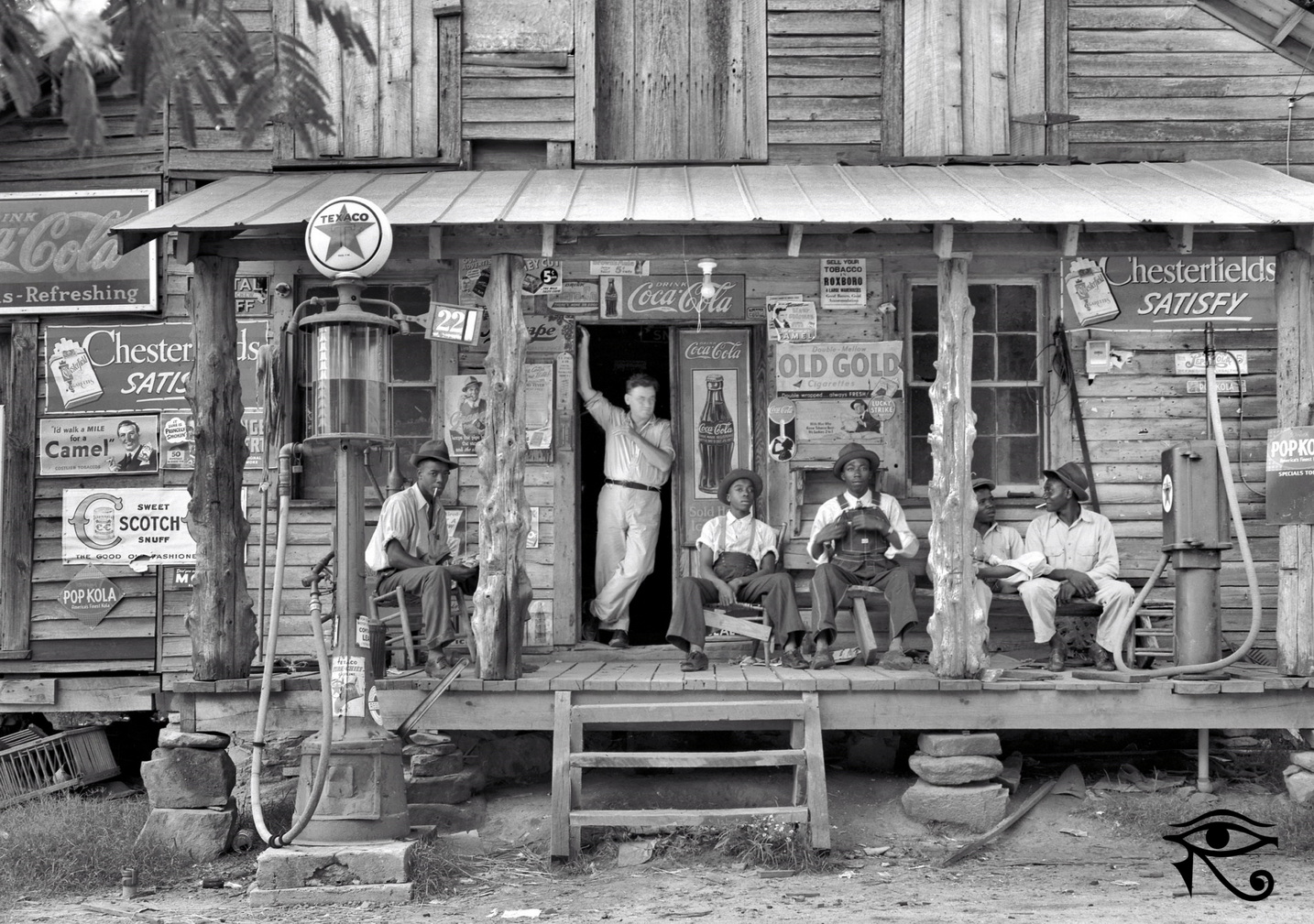 1434x1009, 583 Kb / заправка, рабочие загорелые, хозяин белый, хозяин без шляпы, рабочие в шляпах, ч/б, бензоколонка