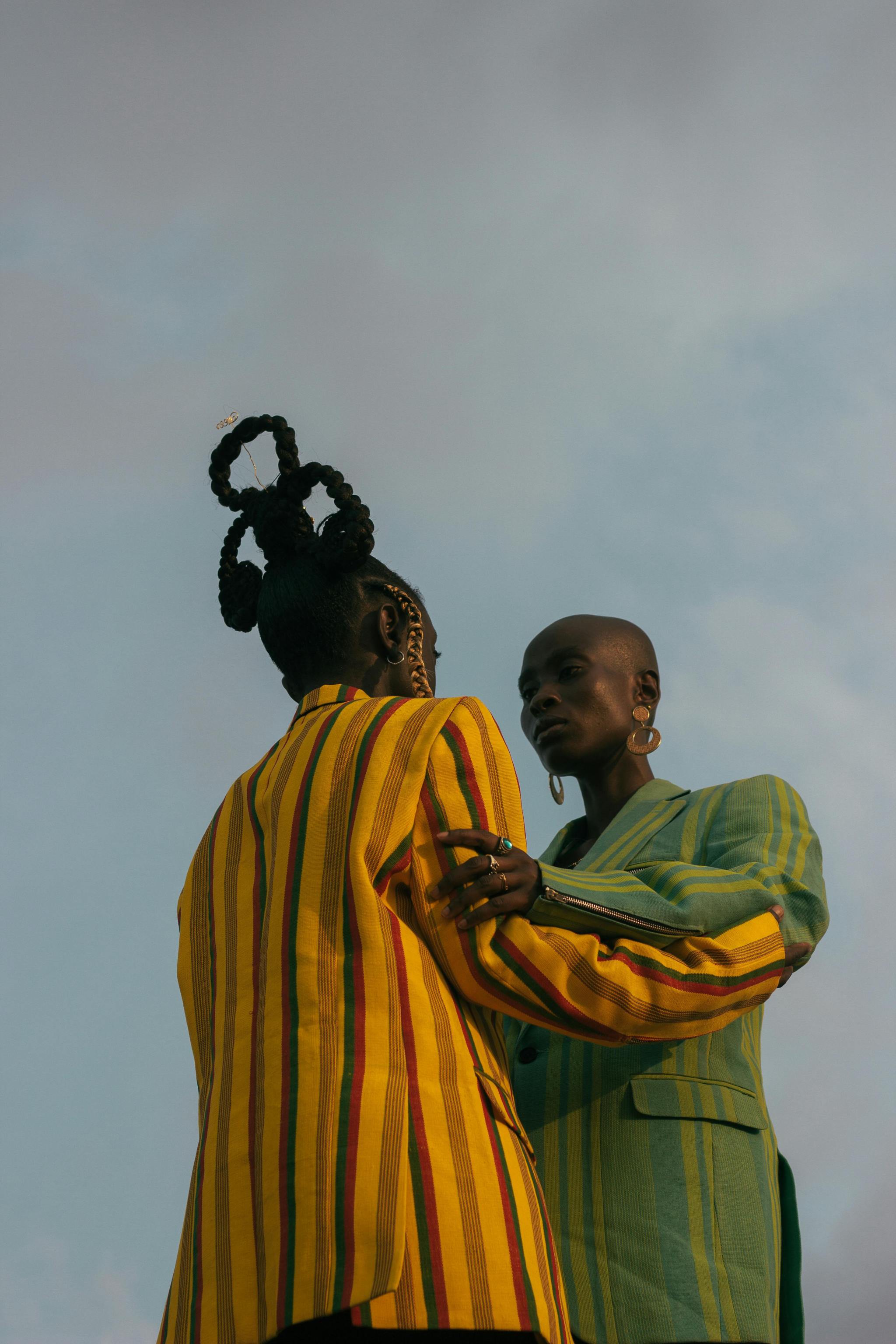 2048x3072, 431 Kb / Пиджак, негр, полоски, коса, серьги, кольцо, небо, две