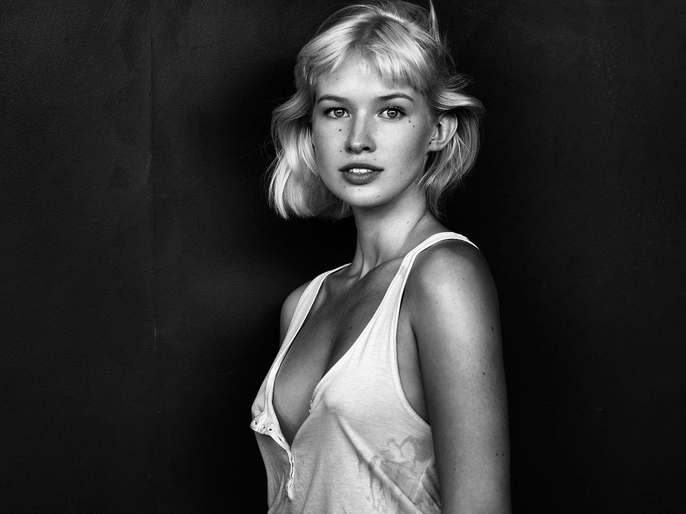 1334x1000, 116 Kb / Взгляд, девушка, родинки,Питер Коулсон, Peter Coul­son, ч/б