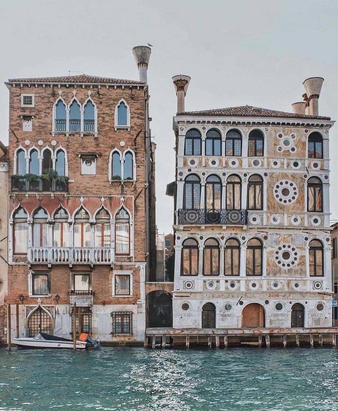 1080x1310, 225 Kb / Италия, Венеция, архитектура, лодка, катер, труба