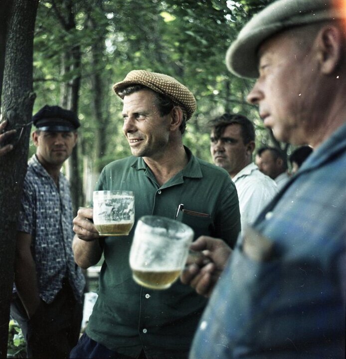 694x720, 91 Kb / пиво, кружка, кепка, дерево