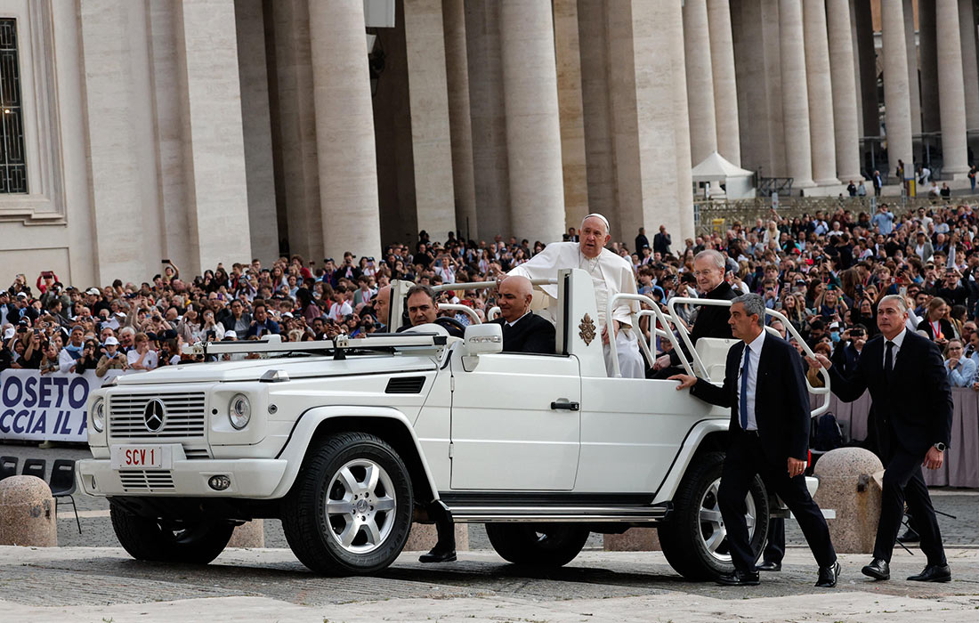 1100x700, 192 Kb / Ватикан, папа, римский папа, кабриолет, Mercedes
