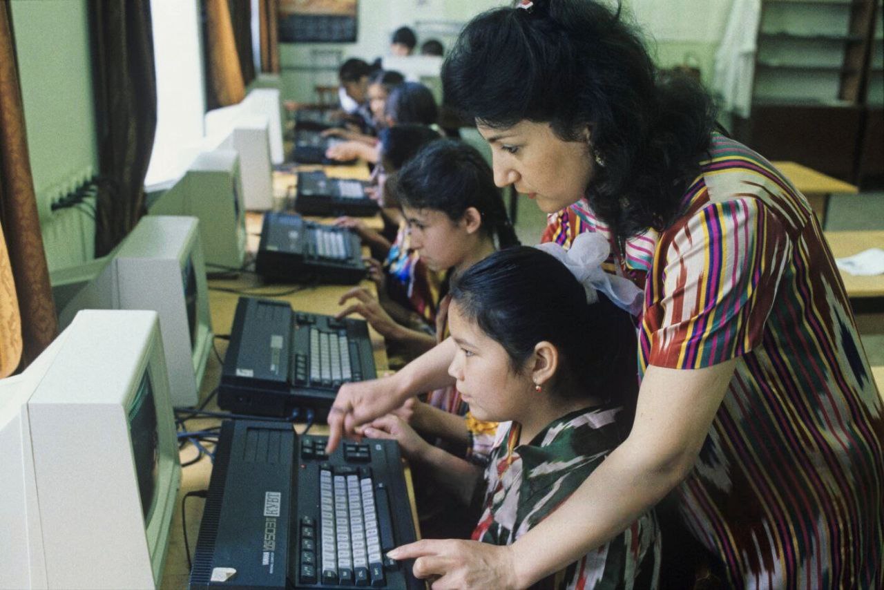 1280x854, 167 Kb / урок, информатика, учитель, школа, компьютер, монитор, Yamaha КУВТ