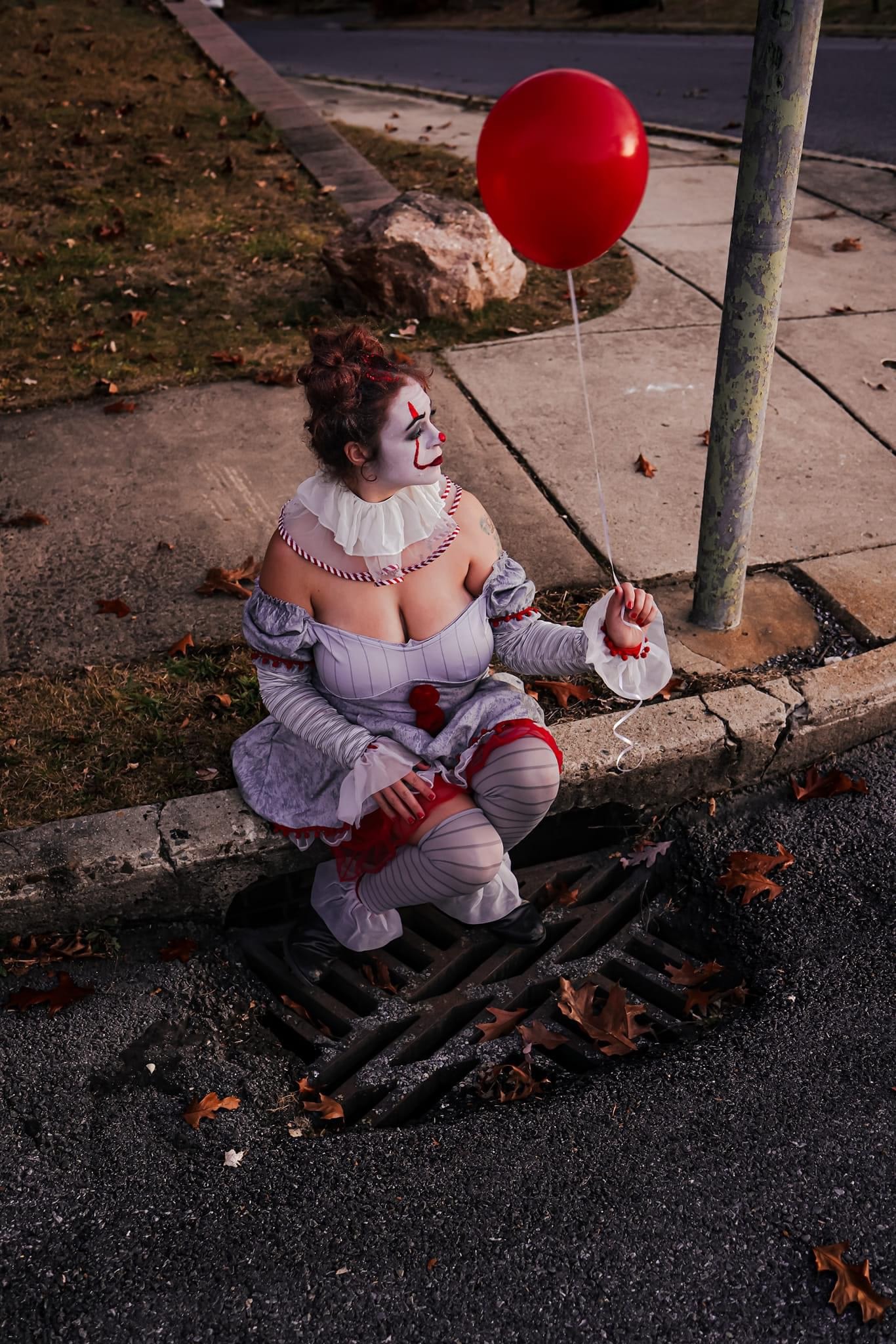 1366x2048, 570 Kb / It, клоун, Оно, сиськи, шарик