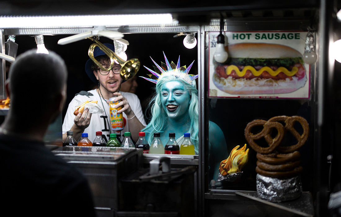 1100x700, 199 Kb / сосиска, хот-дог, крендель, маскарад, парад, статуя свободы, маскарад, Хэллоуин, труба