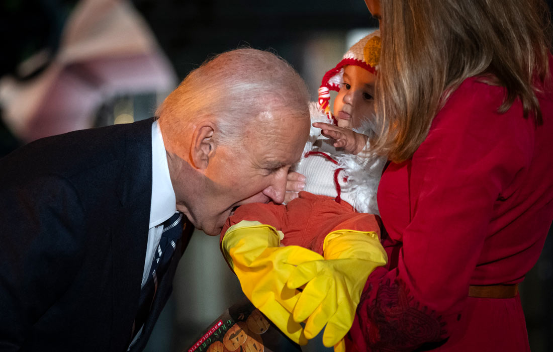 1100x700, 101 Kb / Байден, кусь, ребенок, Хэллоуин, перчатки, платье