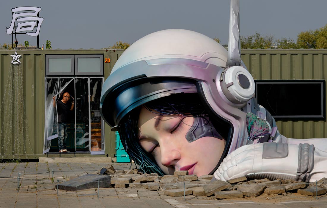 1100x700, 107 Kb / Китай, Пекин, скульптура, голова, космонавт, шлем, контейнер, ресторан, плитка, брусчатка