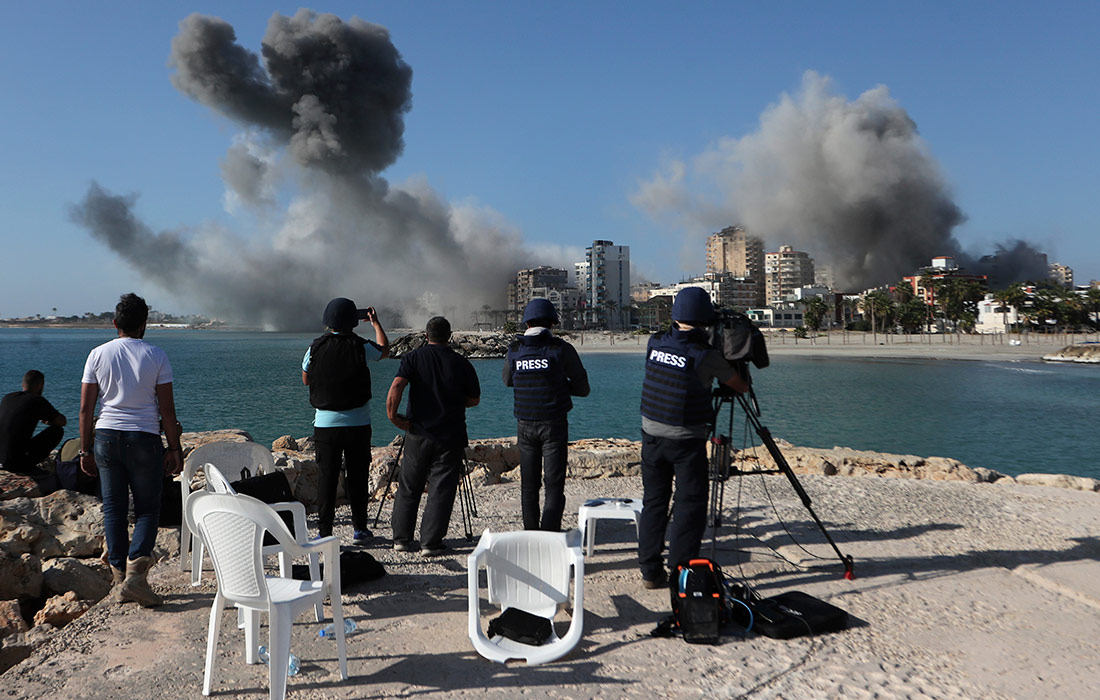 1100x700, 185 Kb / Израиль, авиаудар, город, Ливане, дым, стул, камера, пресса, репортер