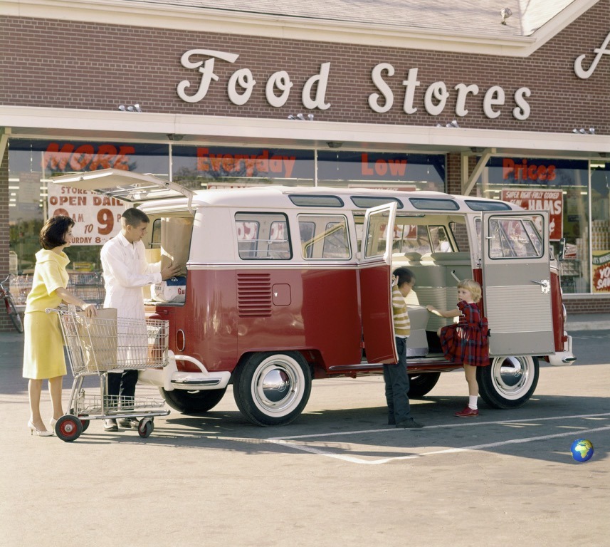 857x768, 198 Kb / автомобиль, классика, ретро, фургон, дети, тележка, магазин, Volkswagen, халат, платье
