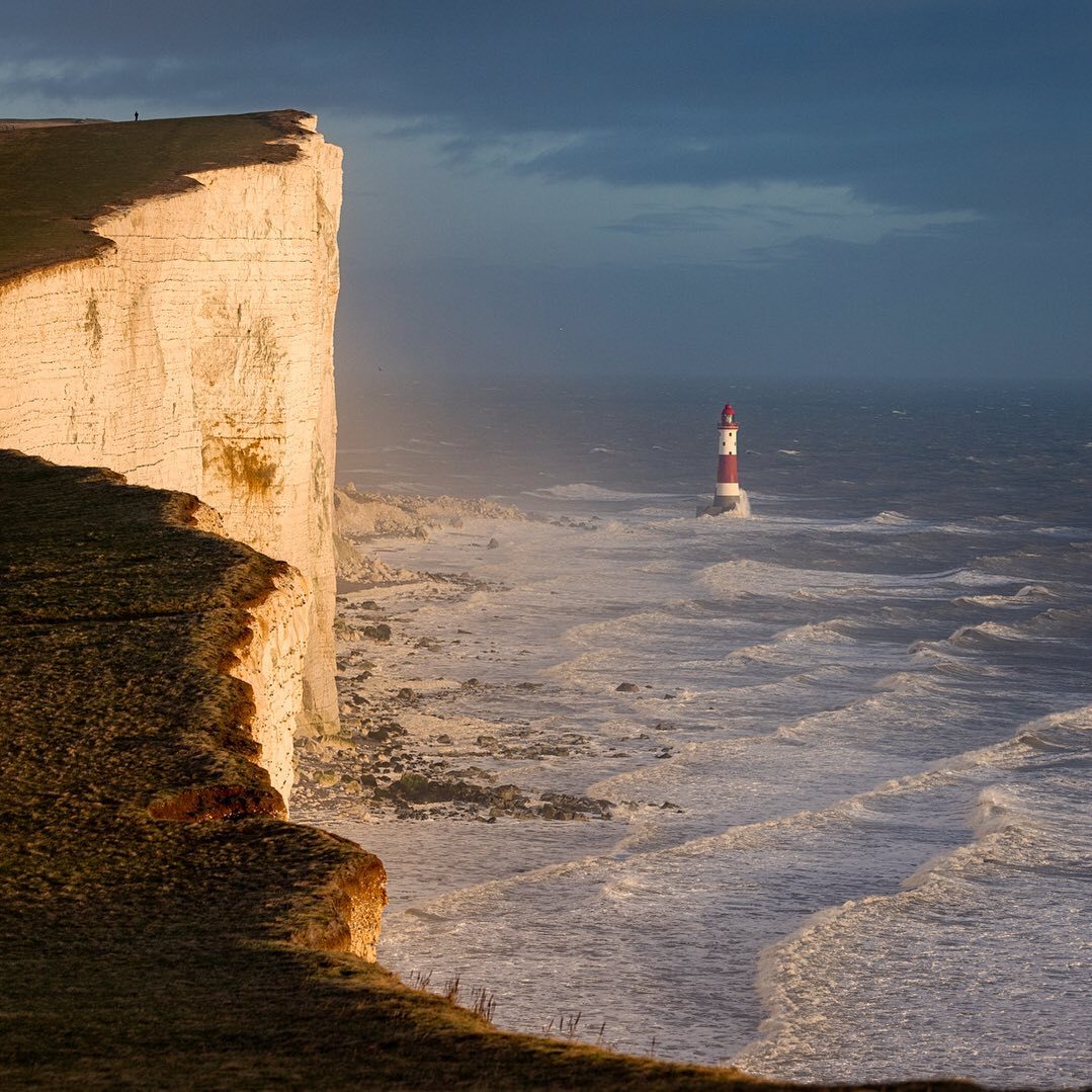 1079x1079, 230 Kb / маяк, Бичи-Хед, Англия, скала, обрыв