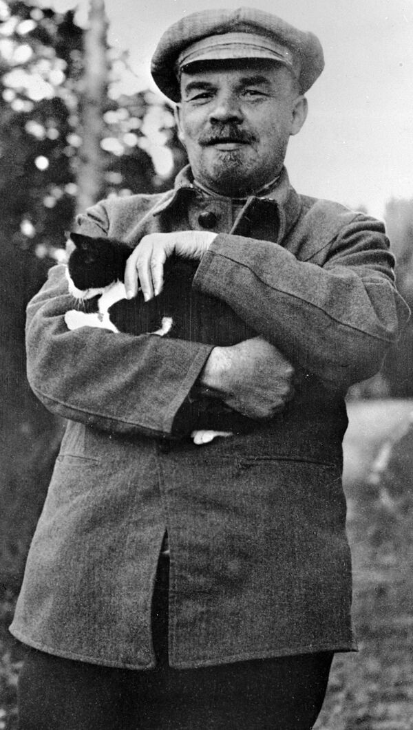 600x1061, 220 Kb / ч/б, ленин, кот, кошка