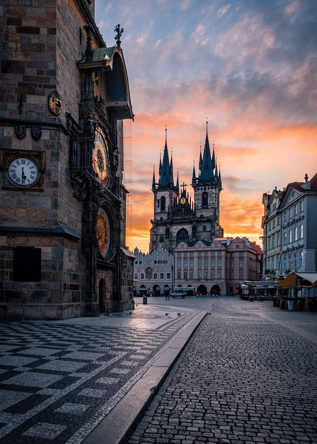 1080x1512, 233 Kb / Прага, брусчатка, площадь, башня, часы, Чехия, Староместская площадь, Old Town Square, небо, облака