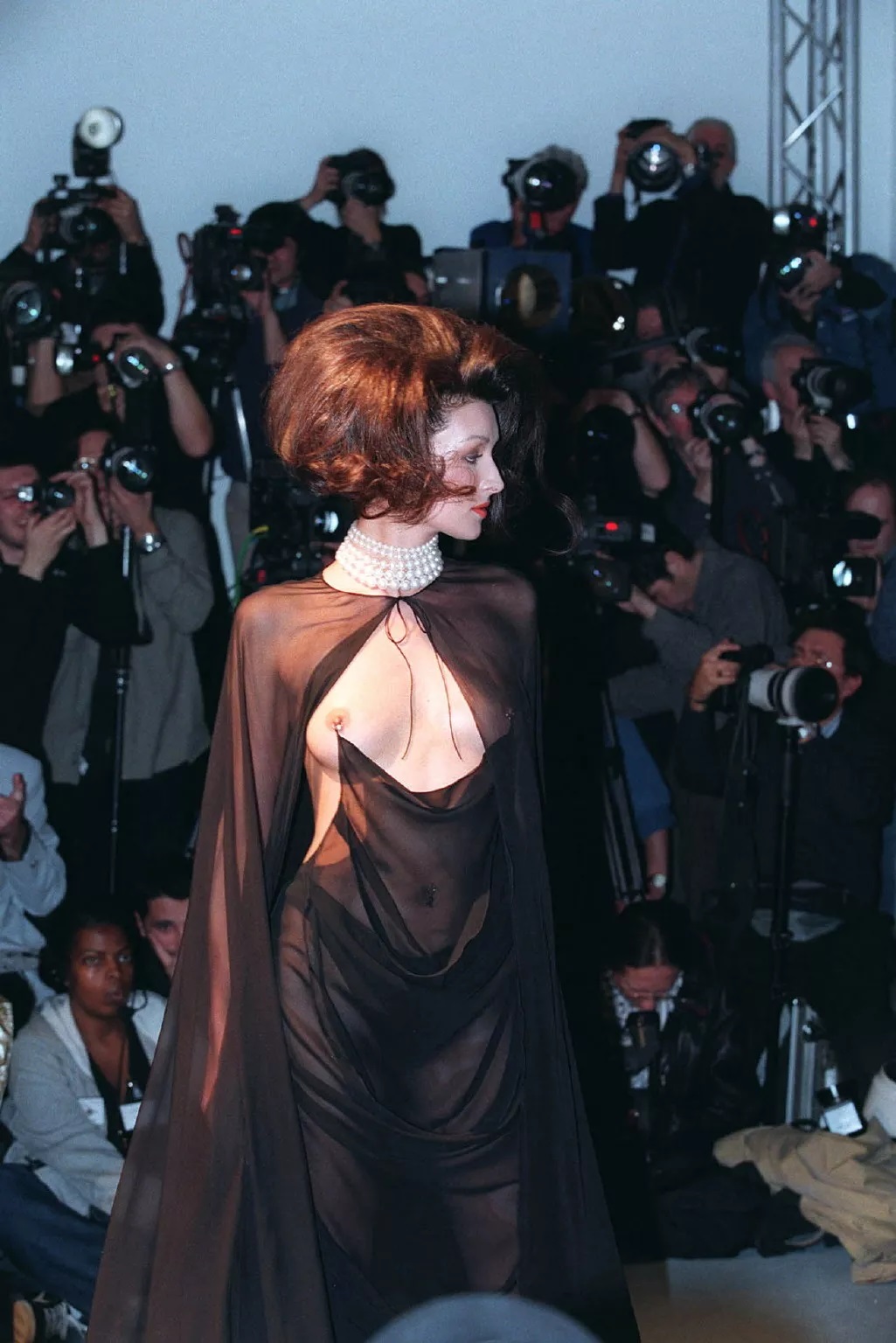 1025x1536, 294 Kb / мода, прозрачное, фотограф, фотоаппарат, папарацци, пирсинг, бусы, ожерелье, Тьерри Мюглер, thierry mugler