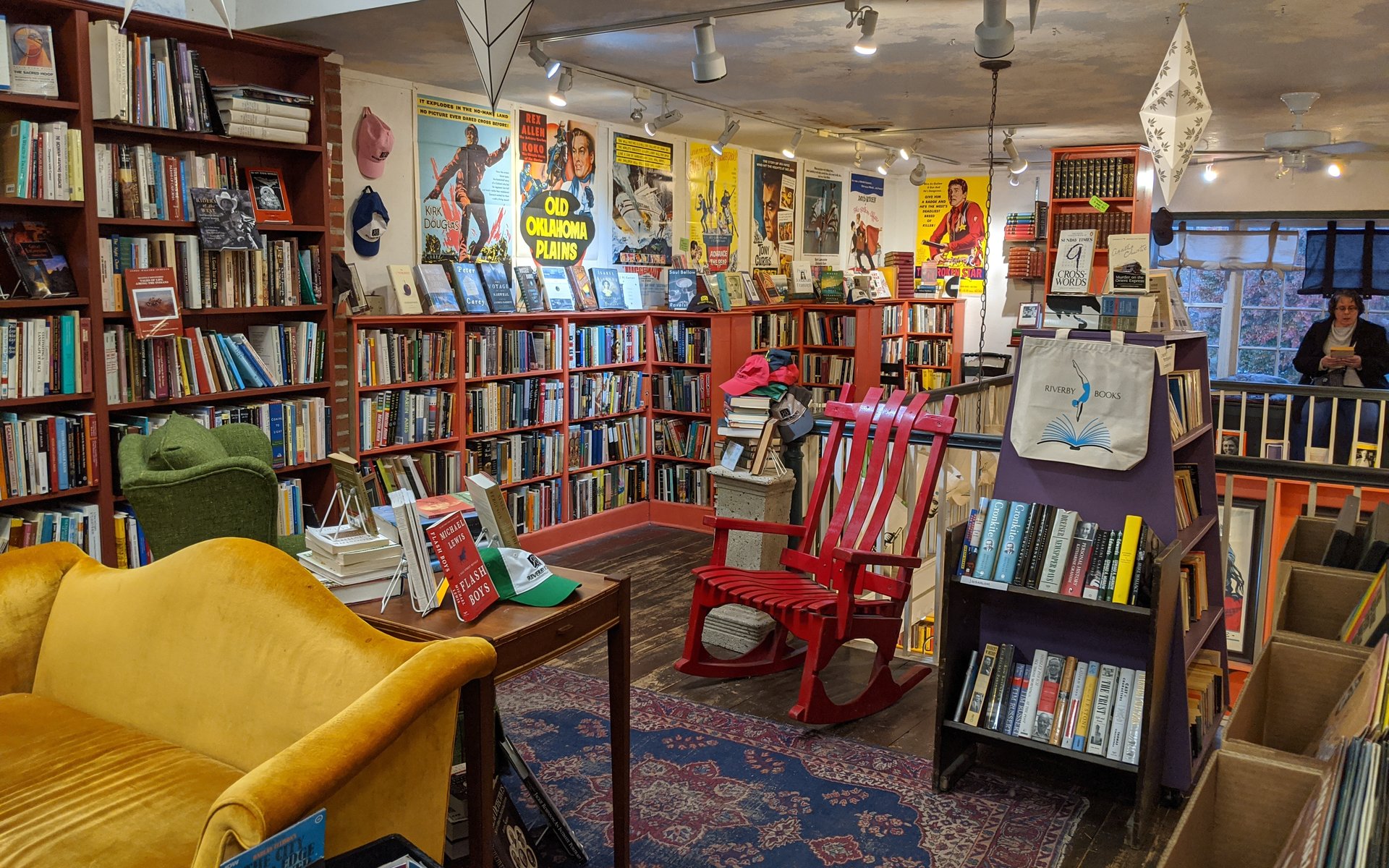 1920x1200, 604 Kb / книги, магазин, кресло, полки, диван