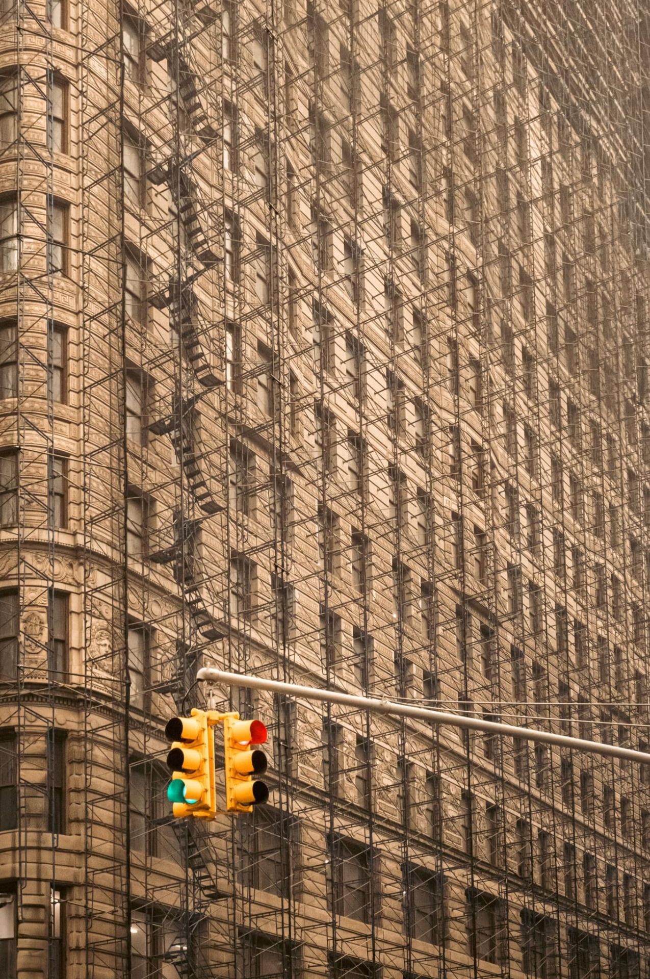 1275x1920, 590 Kb / светофор, дом, лестница